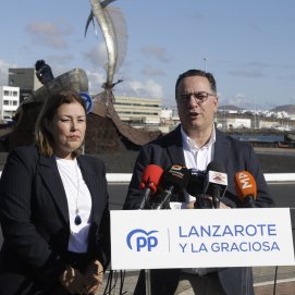El diputado regional y secretario general del Partido Popular de Canarias, Poli Suárez, y la alcaldesa de Arrecife, Ástrid Pérez (FOTO: José Luis Carrasco)
