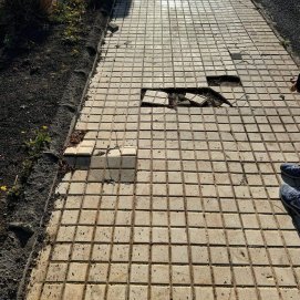 Acera en mal estado en Costa Teguise