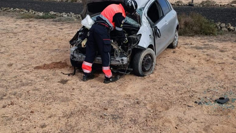 Un coche sufre un vuelco en la LZ-20 a la altura de Tinajo