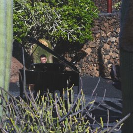 El pianista Ernesto Alemán en el Jardín de Cactus