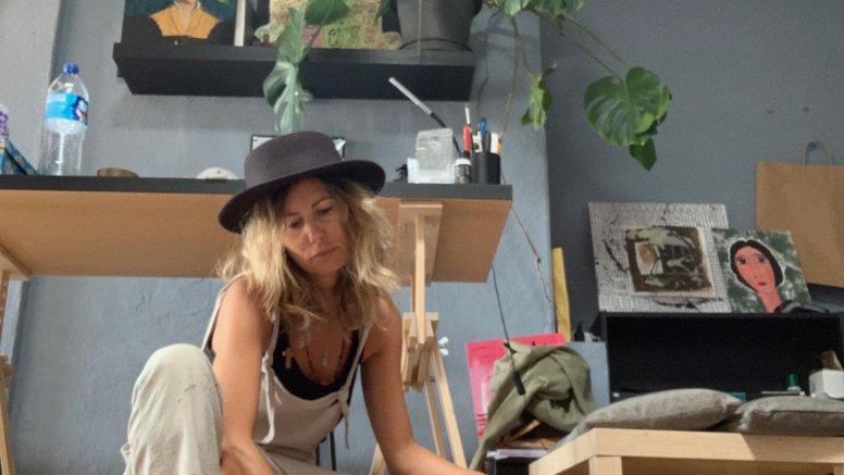 La artista Micaela Cometa, pintando uno de sus cuadros en su atelier