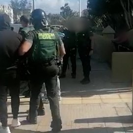 Detenido tras atrincherarse con un machete