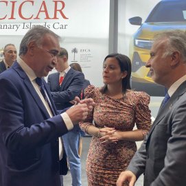 Mamerto Cabrera, consejero delegado de Cicar, junto a Angel Víctor Torres y Yaiza Castilla en Fitur 2023