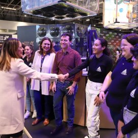 La presidenta del Cabildo recibe a los estudiantes de FP Dual en FITUR