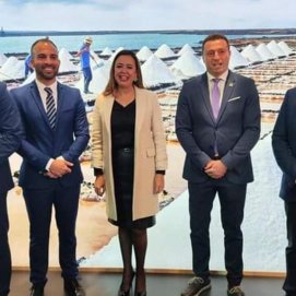 El alcalde, Óscar Noda, y tres concejales del Ayuntamiento de Yaiza con Dolores Corujo en Fitur 