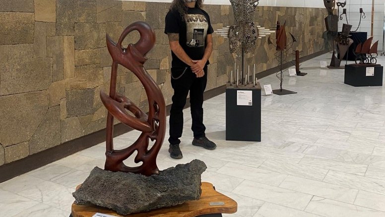 El artista César Corujo junto a la exposición 'Mis Vientos'