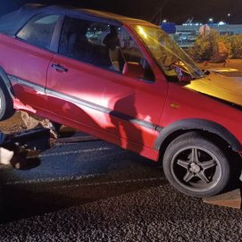 Un coche se empotra contra una señal de tráfico en Playa Blanca