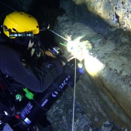 Instalación de equipos en el Túnel de la Atlántida, del Volcán de la Corona