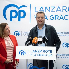 La presidenta del PP de Lanzarote, Astrid Pérez, y Kiko Aparicio, candidato a la Alcaldía de Tías
