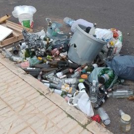 Basura acumulada en la calle Chafari, de Costa Teguise