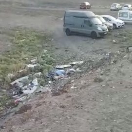 Basura acumulada en la calle del Donante de Sangre, en Arrecife