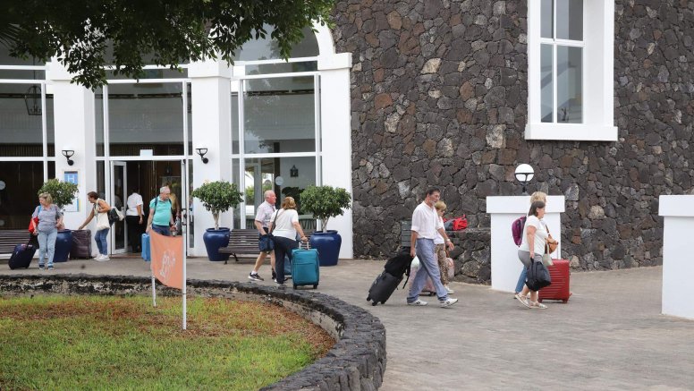 Tourists in Lanzarote in an archive image. Photo: La Voz de Lanzarote.