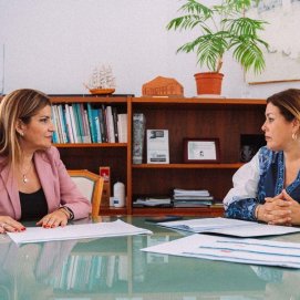 La alcaldesa de Arrecife en funciones, Ástrid Pérez, y la concejal de Servicios Sociales en funciones, María Jesús Tovar