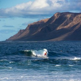 Turista deportivo haciendo surf en Famara. Foto: Turismo de Canarias