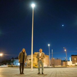 La alcaldesa de Arrecife, Astrid Pérez, y el concejal de Obras Públicas, Roberto Herbón, en el Parque Julián de León Tejera de Titerroy