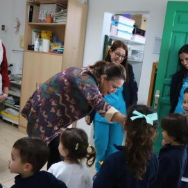 La presidenta del Cabildo de Lanzarote, María Dolores Corujo, en el CEIP Güime