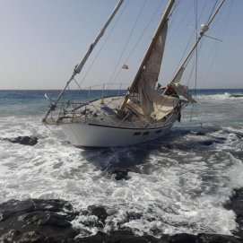 Velero encallado en Puerto del Carmen