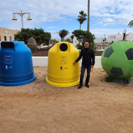 El consejero de Residuos, Hugo Delgado, junto a los contenedores en La Graciosa