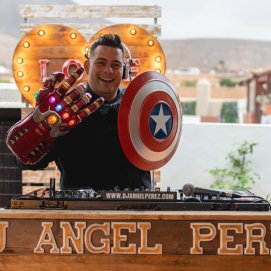El DJ Ángel Pérez en una boda con ambientación de Marvel