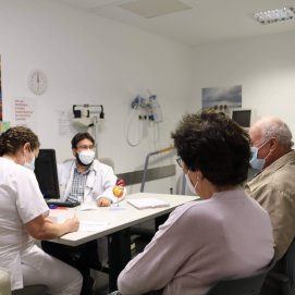 Pacientes y profesionales en la consulta del Hospital Molina Orosa