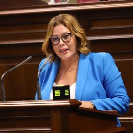 Ástrid Pérez en el Parlamento de Canarias