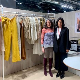 La consejera de Industria del Cabildo de Lanzarote, Ariagona González (i), junto a una representante de la firma Alava Brand en el Salón Internacional de Moda de Madrid