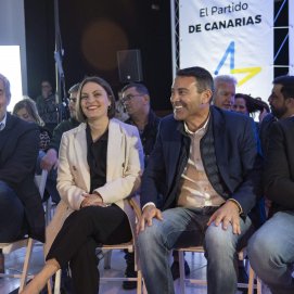 Los miembros de CC en Lanzarote, Migdalia Machín, Oswaldo Betancort (2d) y Echedey Eugenio (1d), en un acto de campaña