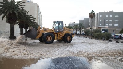 Lluvias en la calle Manolo Millares de Arrecife (Fotos: José Luis Carrasco y cedidas)