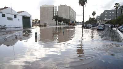 Las lluvias anegan la calle Manolo Millares en Arrecife (Fotos: José Luis Carrasco y cedidas)