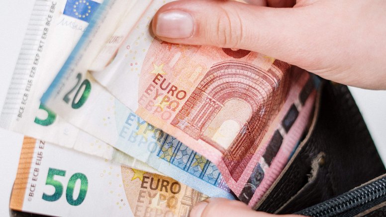 Dinero en una cartera. 