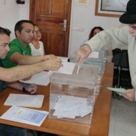 Votante durante elecciones en Lanzarote