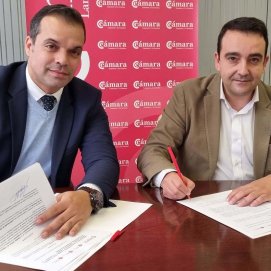 Firma del convenio por parte los presidentes de la Asociación de Jóvenes Empresarios y de la Cámara de Comercio