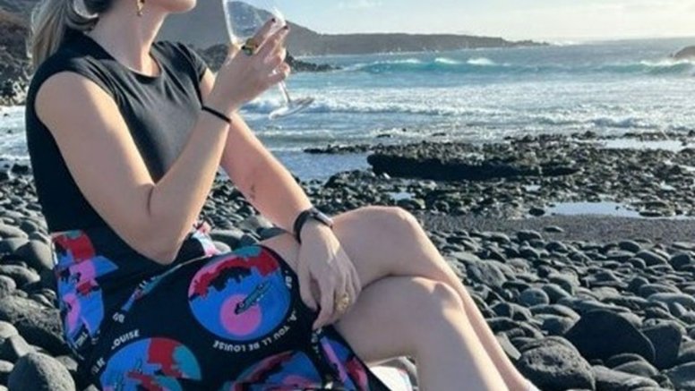 Eva Soriano en la playa con una copa de vino