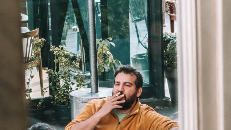 Hombre fumando en una terraza (Foto: Pexels)