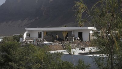 Obras en el bungalow en la calle Corona de la Reina en Caleta de Famara. Foto: José Luis Carrasco.