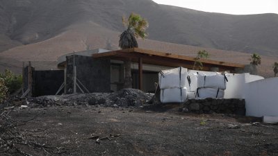 Obras en un bungalow en la calle Chirimoya en Caleta de Famara. Foto: José Luis Carrasco.