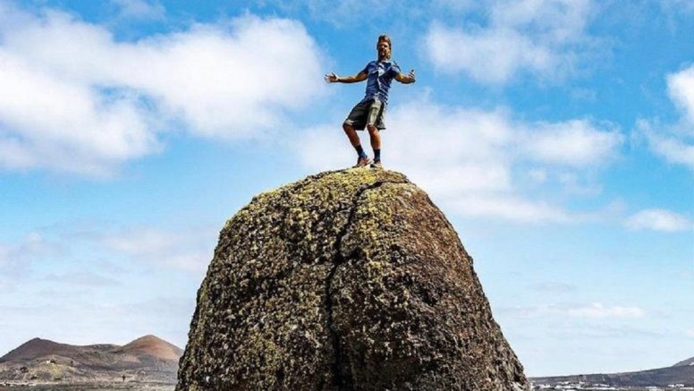 Volcanic bomb in Caldera Colorada in Timanfaya National Park. Photo: Instagram.
