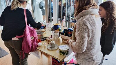 Mercadillo solidario en el IES Blas Cabrera Felipe