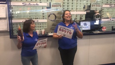 Reparto de dos quintos premios en el Centro Comercial Deiland 