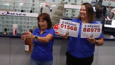 Reparto de dos quintos premios en el Centro Comercial Deiland 