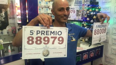 Un trabajador de la administración de lotería de la calle Costa de La Luz de Puerto del Carmen, donde cayó El Gordo. Foto: José Luis Carrasco.