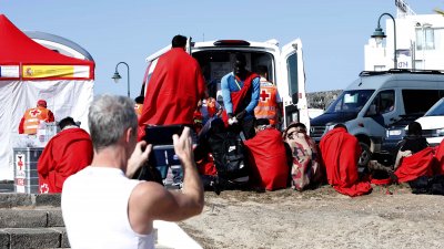 Migrantes llegados este martes a Playa de Los Charcos 