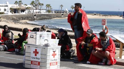 Migrantes llegados este martes a Playa de Los Charcos 
