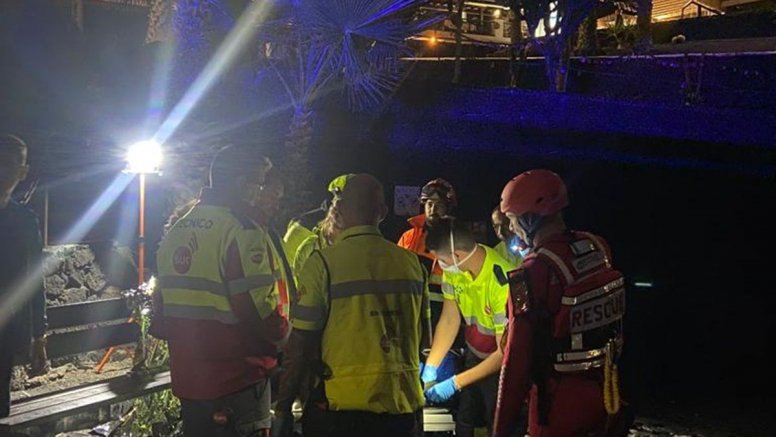 Los Boluntis trasladando a la persona rescatada en Puerto del Carmen