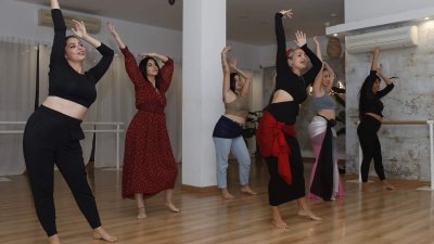 Las clases de danza oriental en la academia (Fotos: José Luis Carrasco)