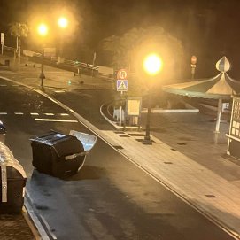 Contenedor que volcaron en la Avenida la Marina