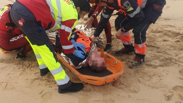Los efectivos de emergencia y ambulancia auxiliando al accidentado en la orilla de la playa