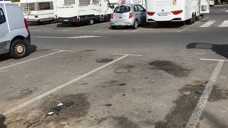 Restos de orina en el parking de playa de Los Charcos