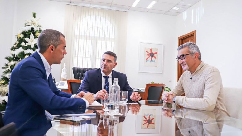 Oswaldo Betancort durante la reunión de trabajo con el director de 'ESSSCAN'