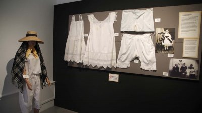 Exposición de ropa interior en la Casa Amarilla. Foto: José Luis Carrasco.